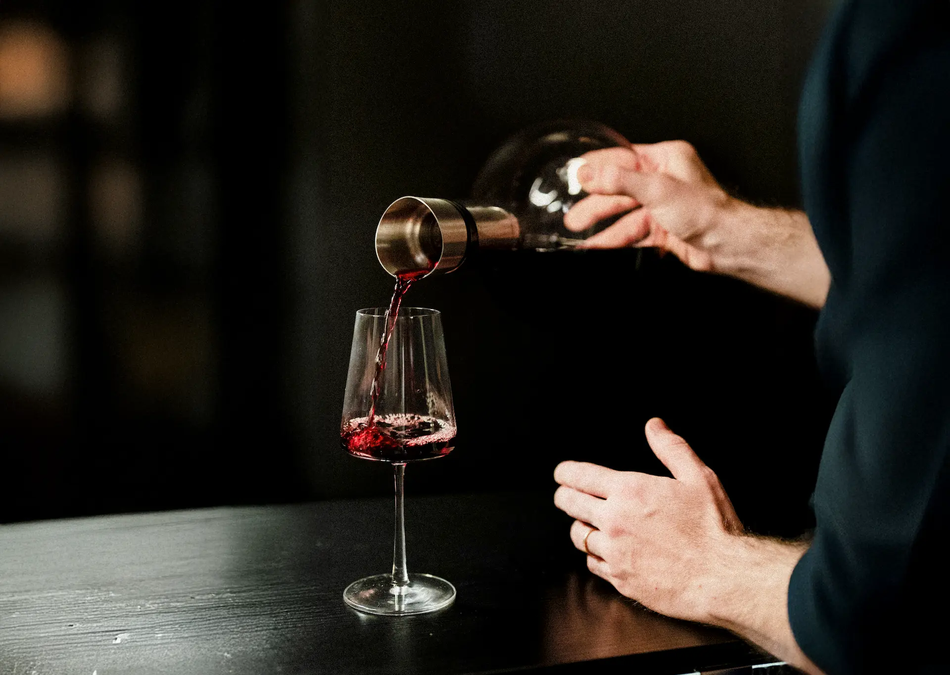 Sommelier che versa vino in un calice durante una degustazione