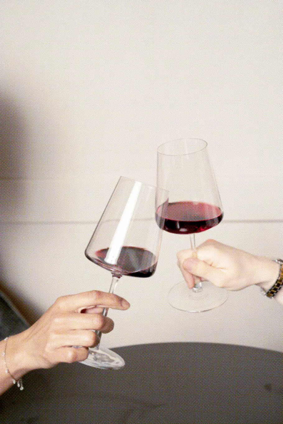 Bicchiere di vino rosso con vigneto sullo sfondo