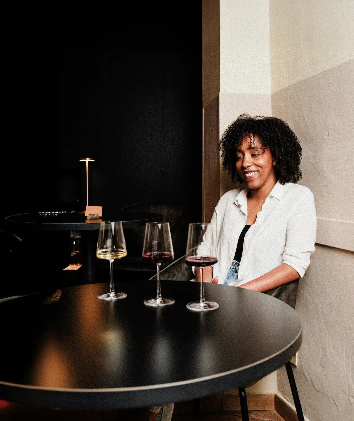 Ragazza con in mano un bicchiere di vino
