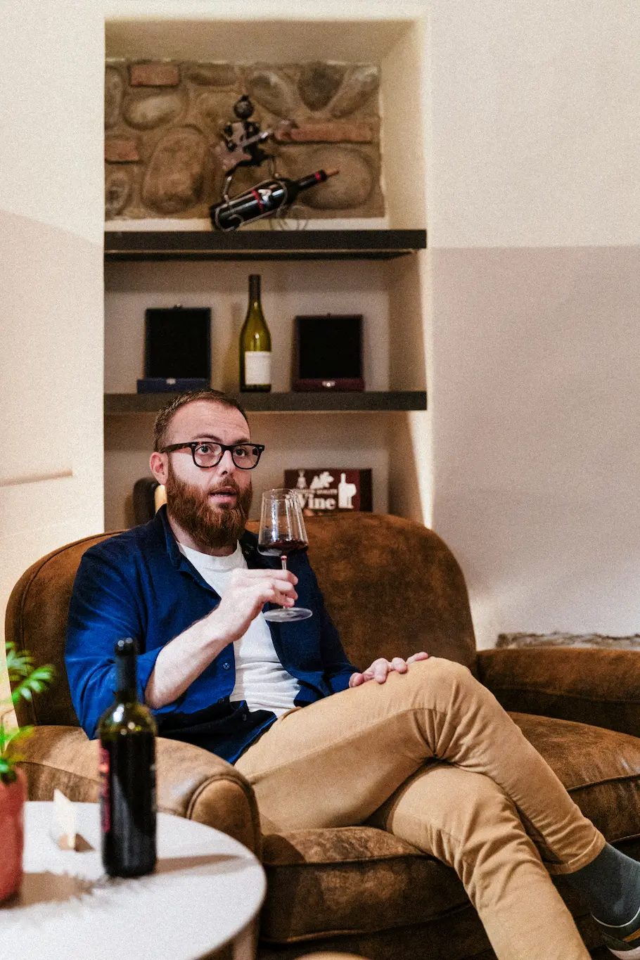 Dettaglio di una bottiglia di vino e un calice