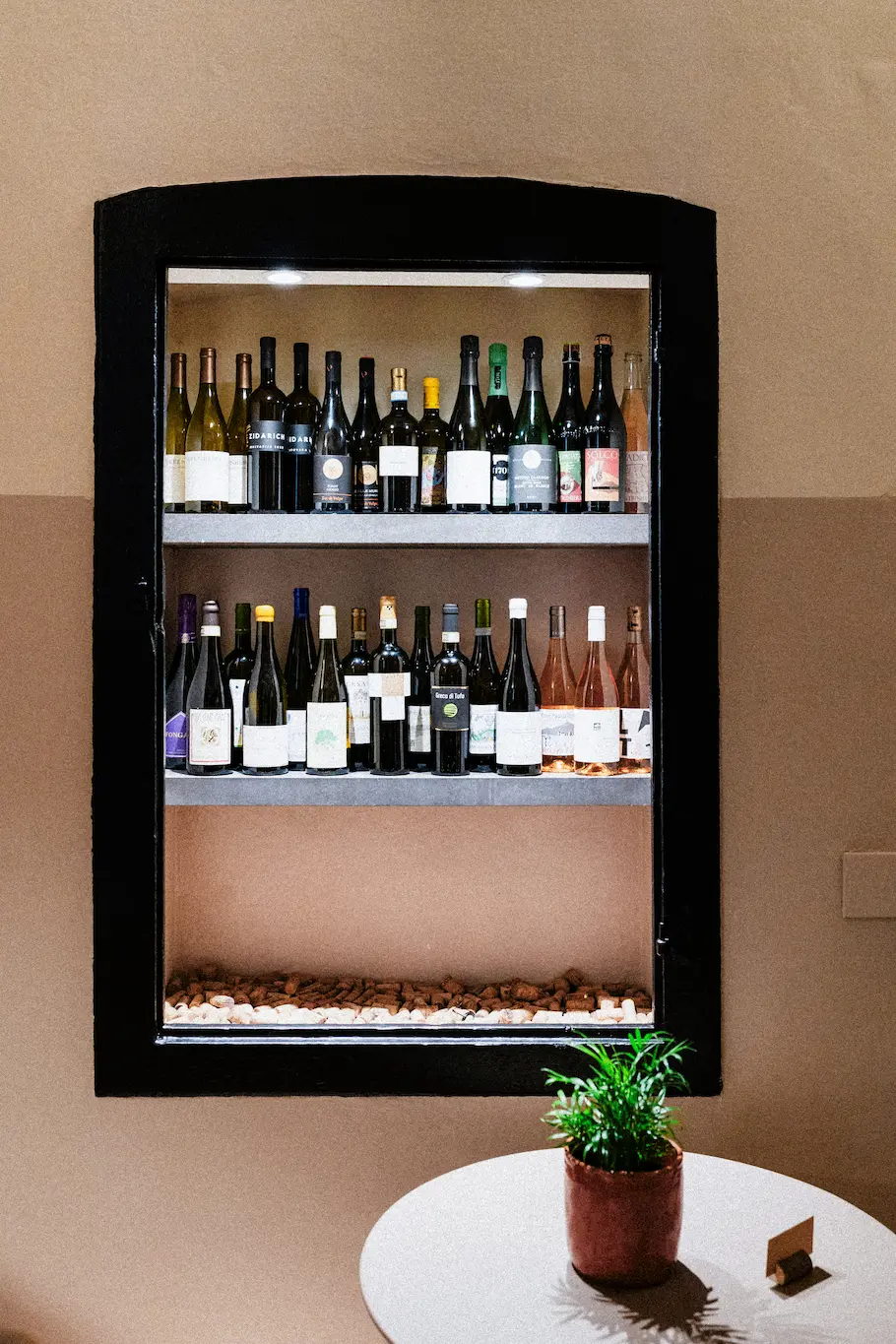 Interno di una cantina con bottiglie ordinatamente disposte